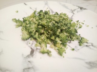 绿色美食+营养饭团,西兰花的花头切碎，