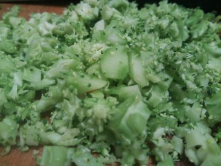 绿色美食+营养饭团,花梗另外切下来，切小丁，当做馅料