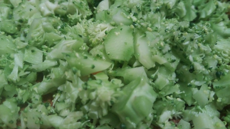 绿色美食+营养饭团,花梗另外切下来，切小丁，当做馅料