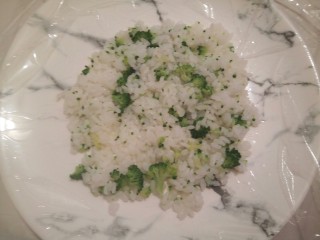 绿色美食+营养饭团,拿一个平盘铺上保鲜膜，再铺上一层米饭，中间放上馅料