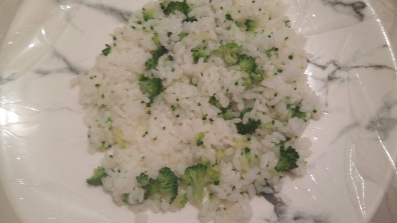 绿色美食+营养饭团,拿一个平盘铺上保鲜膜，再铺上一层米饭，中间放上馅料
