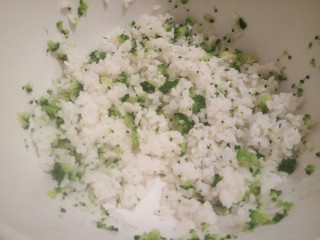 绿色美食+营养饭团,米饭一碗，加焯好水勺西兰花翻拌均匀