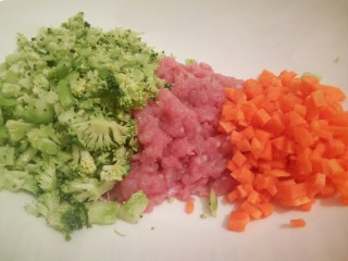 绿色美食+营养饭团,西兰花，瘦肉，胡萝卜放一起
