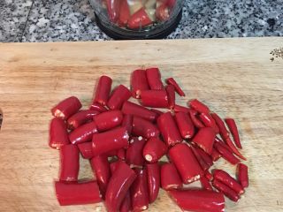 自制剁椒,辣椒略切，方便用调理机打。如怕辣者，可分一半出来对剖后去籽。