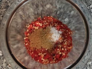 自制剁椒,切成适当大小后，就可加入调味料（除了酒）拌匀。
