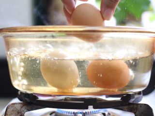 绿色美食+鱼子酱魔鬼蛋,鸡蛋放入沸水中煮10分钟。