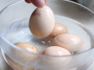 绿色美食+鱼子酱魔鬼蛋,鸡蛋捞出放入冷水中，剥去蛋壳。