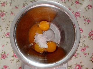果酱蛋糕,蛋黄中加入糖10克和盐1克，拌匀，