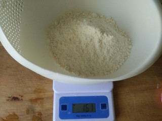蛋黄稣,做油酥:低筋面粉160g
