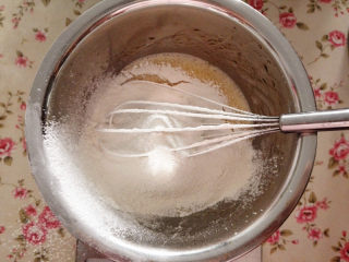 果酱蛋糕,筛入低筋面粉，搅拌均匀，注意不能打圈哦，