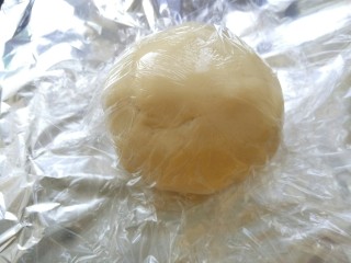 蛋黄稣,然后揉成面团，盖上保鲜膜放置10分钟