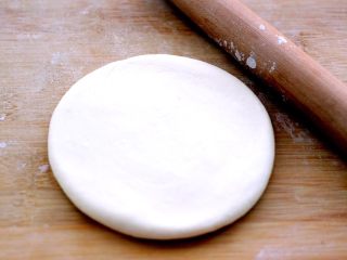 发面芝麻碱饼,用擀面杖擀成圆面皮、记住不要太薄、要在6厘米左右