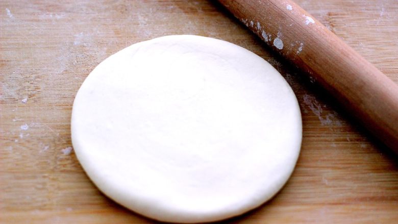 发面芝麻碱饼,用擀面杖擀成圆面皮、记住不要太薄、要在6厘米左右