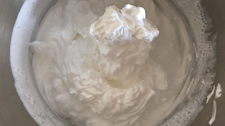 向日葵纸杯蛋糕,打发好的奶油分成两部分，加入色素搅拌均匀。