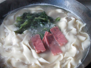 牛骨汤烩面,面煮熟后加入牛肉和青菜，稍煮1分钟即可出锅