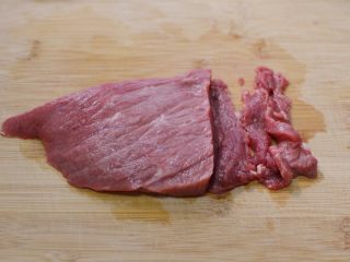 西芹木耳炒牛肉,牛肉切片。