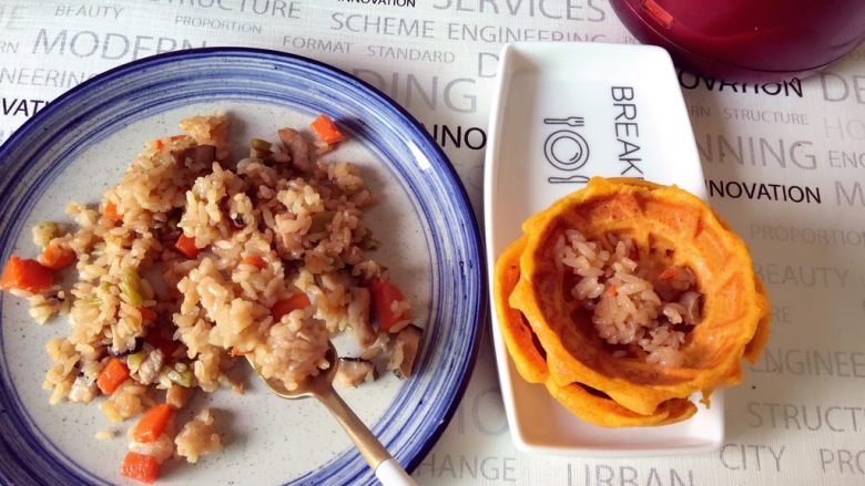 可以吃的魔法碗
胡萝卜米饭华夫碗,取出后，装入做好的香菇焖饭即可
