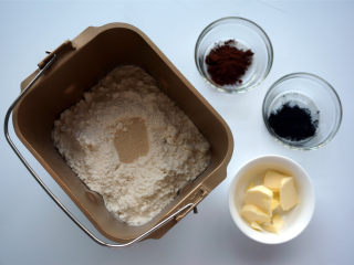 豹纹吐司,将除黄油、可可粉、竹炭粉外的食材按照先液体后固体的顺序放入面包机，启动揉面程序。
