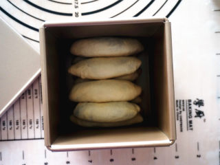 豹纹吐司,将包好的面团排入吐司盒，一盒12条面团，共两盒。

