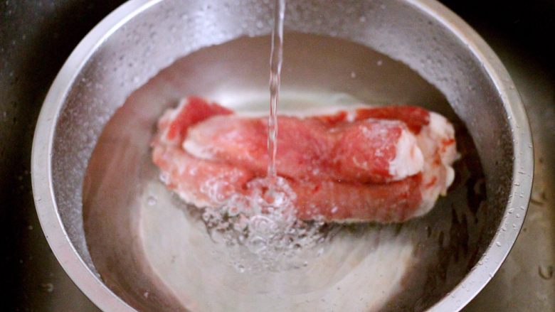 绿色美食+肉夹馍,排酸过的猪肉用清水冲洗干净