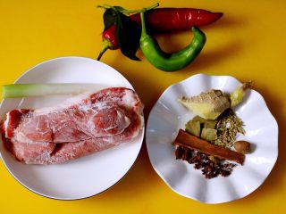绿色美食+肉夹馍,猪肉提前买好放冰箱冷冻排酸后拿出来、所有调料备齐