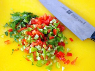 绿色美食+肉夹馍,用刀把青红辣椒和香菜切成碎丁