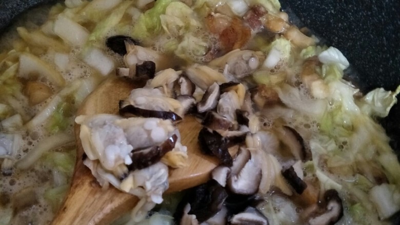 闽南主食,煮好的花蛤香菇倒下去，然后加水，水适量