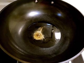 哈尔滨红肠炒饭,锅内加入大豆色拉油烧热后加入花椒粉