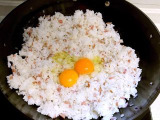 哈尔滨红肠炒饭,加入热米饭翻炒均匀后打入鸡蛋