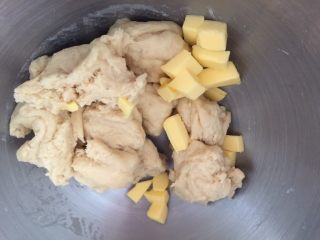 早餐香葱芝士肠子包,把面团撕成碎块，加入黄油
继续和面5分钟