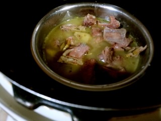 鲍鱼番鸭汤,起锅，装入高压锅中，加姜片、料酒、水，炖二十分钟。