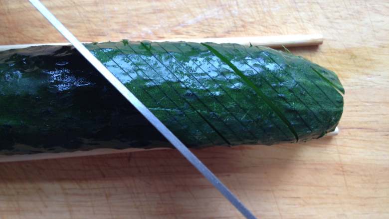 蓑衣黄瓜,一面直角刀切好后，再翻面切斜刀，大约45度角