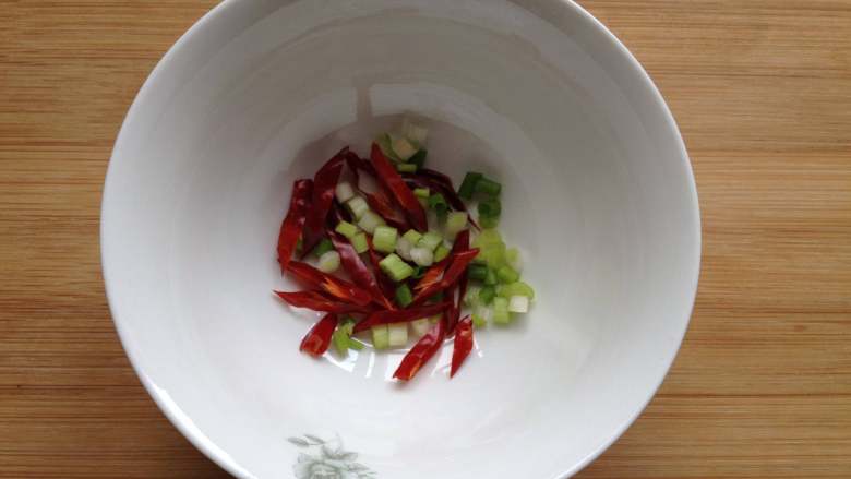 蓑衣黄瓜,小碗里放入辣椒条和葱花