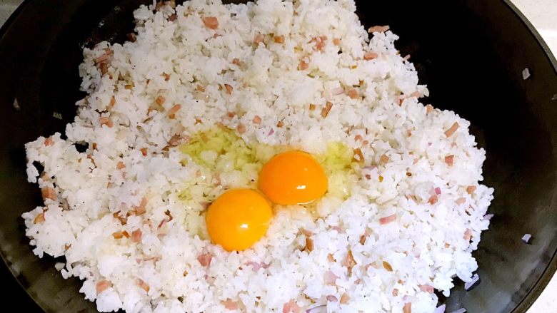 彩椒红肠炒饭,加入热米饭翻炒均匀后加入鸡蛋液