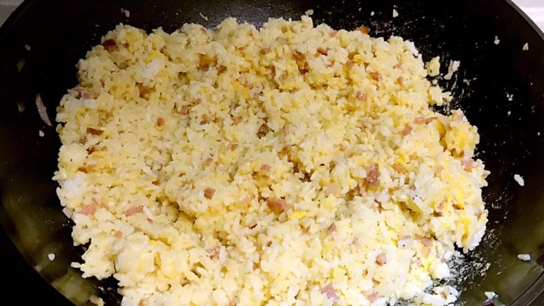 彩椒红肠炒饭,从分翻炒均匀，使每粒米都裹上鸡蛋液，米饭炒制粒粒松散