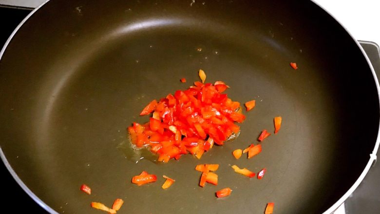 彩椒红肠炒饭,另起锅，锅内加入少许大豆色拉油，烧热后加入彩椒丁翻炒2分钟