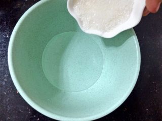 糖烤板栗,2勺白糖用温开水融化成糖水。