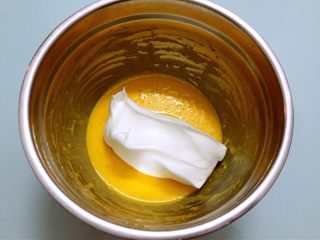 戚风蛋糕,将三分之一蛋白霜倒入蛋黄糊拌匀