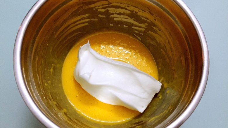 戚风蛋糕,将三分之一蛋白霜倒入蛋黄糊拌匀