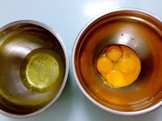 戚风蛋糕,将蛋黄和蛋白分离分别放在两个无水无油的盆中
