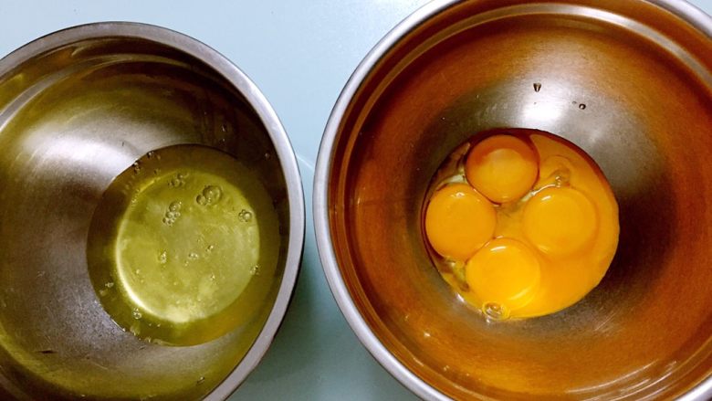 戚风蛋糕,将蛋黄和蛋白分离分别放在两个无水无油的盆中