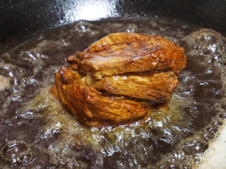 烧白,锅内倒油烧热至7成时，将五花肉皮朝下，放入油锅中炸至表面微微起皱
叨叨叨：油炸时注意安全，因为五花肉中含有一些水分，难免会出现炸锅的情况，所以大家一定要小心