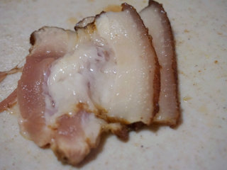 烧白,将煮好的五花肉切成0.5厘米厚的肉片