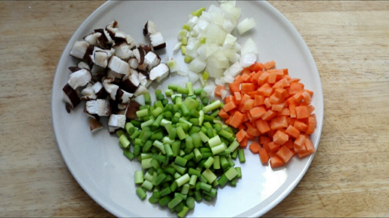 炒饭秀+培根炒饭,1.	胡萝卜、香菇、洋葱洗净切丁，蒜薹切小段