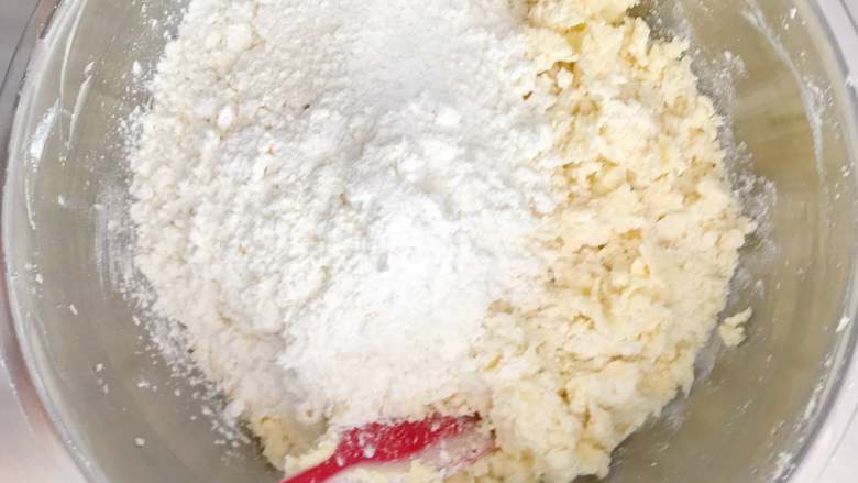 香酥曲奇花,第一部分的粉类混拌完成后，将剩下的一半拌入。
