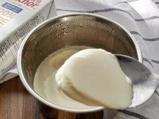 早餐+酸奶盆栽,9小时后酸奶就做好了，时间越长会越酸。做好的酸奶，鸡蛋羹一样，又像嫩豆腐，非常细腻润滑。舀一勺，看看，哈哈