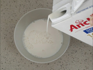 早餐+咖啡牛奶麦片,牛奶倒入碗中，稍加热至约60度