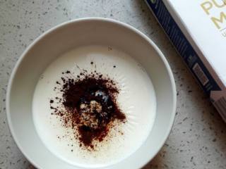 早餐+咖啡牛奶麦片,牛奶中加入速溶黑咖啡粉，会看到奶皮更明显了，咖啡粉都浮在奶皮表面。用勺子搅拌，混合均匀
