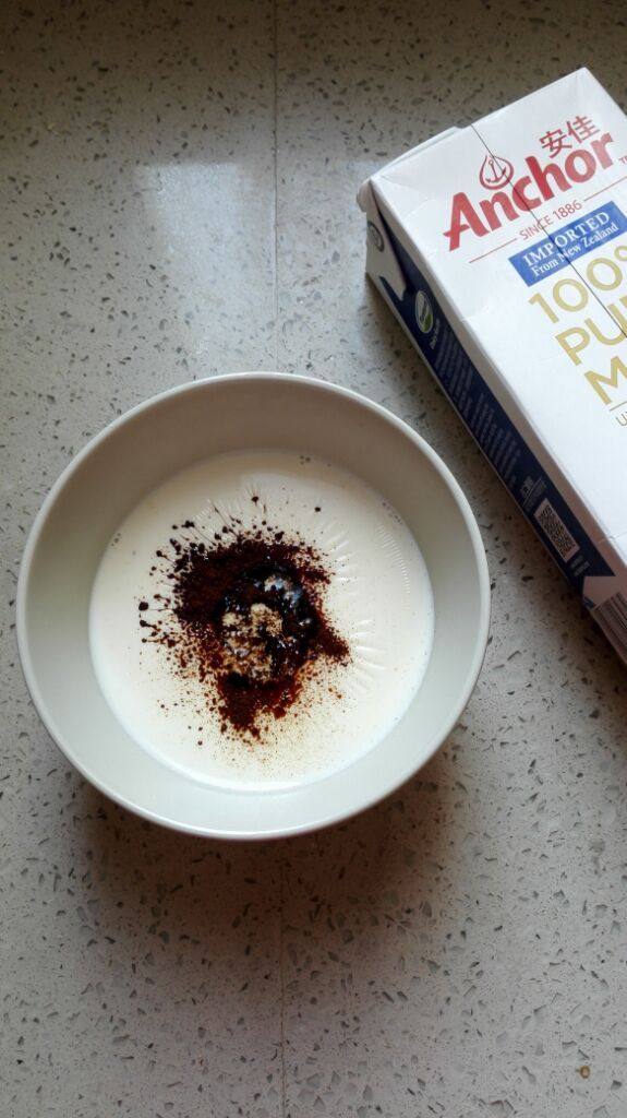 早餐+咖啡牛奶麦片,牛奶中加入速溶黑咖啡粉，会看到奶皮更明显了，咖啡粉都浮在奶皮表面。用勺子搅拌，混合均匀