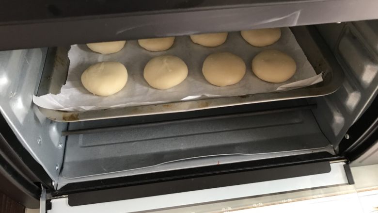 绿豆饼～酥了一地渣儿,送入预热好的烤箱中层上下火190度30分钟